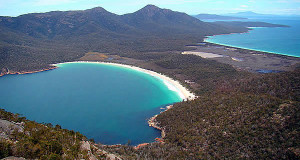 Wineglass Bay e Promise Bay, Freycinet National Park, Tasmânia, Austrália. Author Bjørn Christian Tørrissen. Licensed under the Creative Commons Attribution-Share Alike