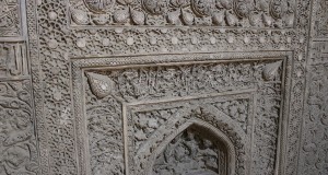 Detalhe de Mehrab ilkhanide ao longo do corredor coberto da entrada oriental da mesquita, Grande Mesquita (Mesquita Jāmeh), Isfahan, Irã. Autor e Copyright Marco Ramerini