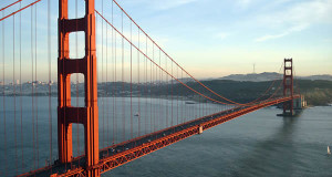 Golden Gate Bridge, San Francisco, Califórnia, Estados Unidos. Author Rich Niewiroski Jr.. Licensed under the Creative Commons Attribution-Share Alike