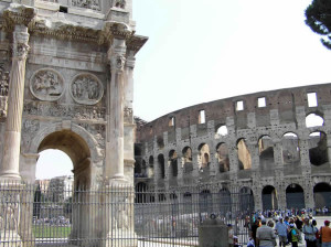 O Arco de Constantino e o Coliseu, Roma, Itália. Author and Copyright Marco Ramerini