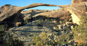 Landscape Arch, Arches National Park, Utah, Estados Unidos. Author US NPS. No Copyright