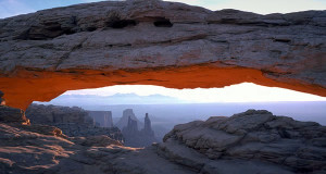 Mesa Arch, Island in the Sky, Canyonlands National Park, Utah, Estados Unidos. Author National Park Service Photo. No Copyright
