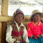 Crianças em trajes tradicionais, Peru. Author and Copyright Nello and Nadia Lubrina