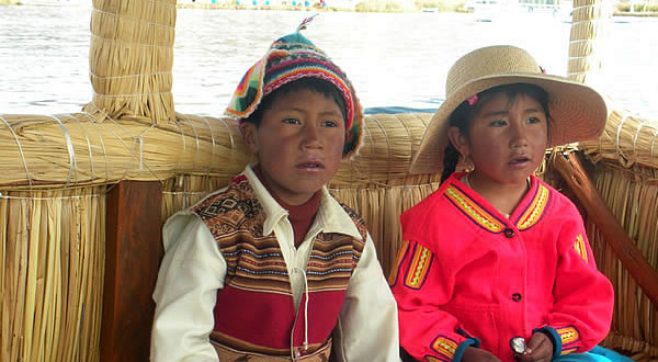 Crianças em trajes tradicionais, Peru. Author and Copyright Nello and Nadia Lubrina