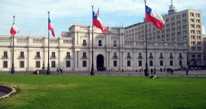 Palacio de La Moneda, Santiago, Chile. Autor Kyle Simourd. Licensed under the Creative Commons Attribution-Share Alike
