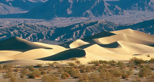 Death Valley, Califórnia, Estados Unidos. Author Wolfgangbeyer. Licensed under the Creative Commons Attribution-Share Alike