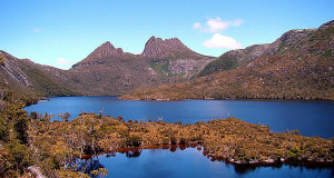 Cradle Mountain, Tasmânia, Austrália. Author Bjørn Christian Tørrissen. Licensed under the Creative Commons Attribution-Share Alike