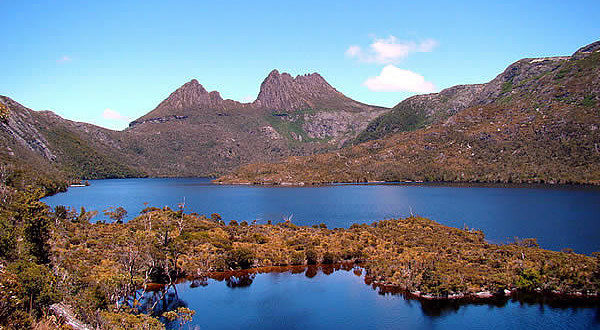 Cradle Mountain, Tasmânia, Austrália. Author Bjørn Christian Tørrissen. Licensed under the Creative Commons Attribution-Share Alike