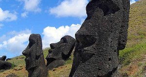 Moáis em Rano Raraku, Ilha de Páscoa. Author Aurbina. No Copyright