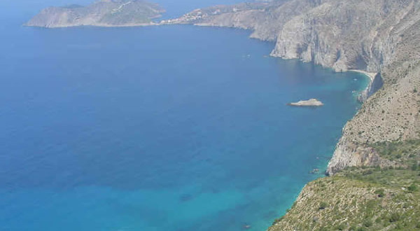 A costa ao norte da praia de Mirthos para Assos, Cefalônia, Ilhas Jónicas, Grécia. Author and Copyright Niccolò di Lalla