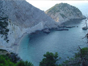 A praia de Aghia Elenis, Cefalônia, Ilhas Jónicas, Grécia. Author and Copyright Niccolò di Lalla