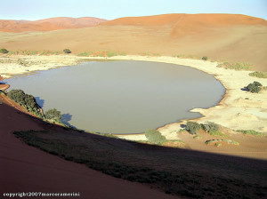 Sossusvlei, Deserto do Namibe, Namib-Naukluft, Namíbia. Autor e Copyright Marco Ramerini..