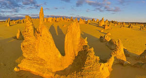 Deserto de pináculos (Pinnacles Desert), Austrália Ocidental, Austrália. Author Neil Creek. Licensed under the Creative Commons Attribution-Share Alike.