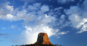Devils Tower, Wyoming, Estados Unidos. Author B D backpackphotography. Licensed under the Creative Commons Attribution