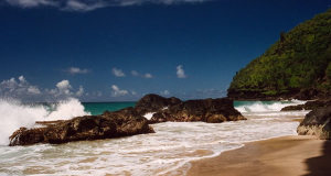 Hanakapiai Beach, Na Pali Coast, Kauai, Havaí. Author Jeff Kubina. Licensed under the Creative Commons Attribution-Share Alike