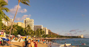 Waikiki Beach, Honolulu, Oahu, Havaí. Author Cristo Vlahos. Licensed under the Creative Commons Attribution-Share Alike