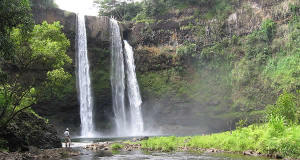 Wailua Falls, Kauai, Havaí. Author Ewok Slayer. Licensed under the Creative Commons Attribution-Share Alike