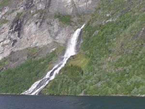 Cachoeira Friaren (Friarfossen), Geirangerfjord, Noruega. Autor e Copyright Marco Ramerini