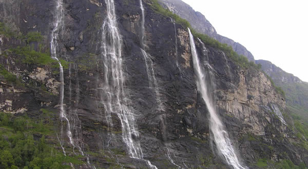 Cachoeira Sete Irmãs (De Syv Sostrene), Geirangerfjord (Geirangerfjord), Noruega. Autor e Copyright Marco Ramerini