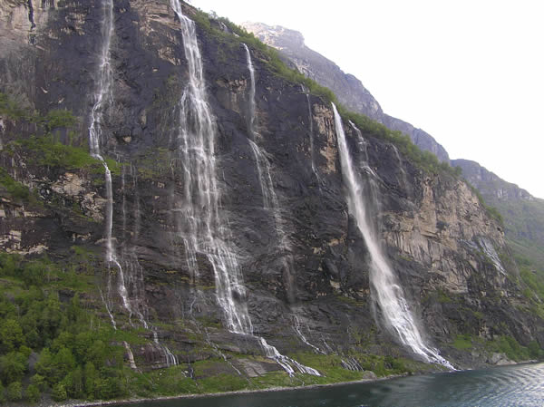 Cachoeira Sete Irmãs (De Syv Sostrene), Geirangerfjord (Geirangerfjord), Noruega. Autor e Copyright Marco Ramerini