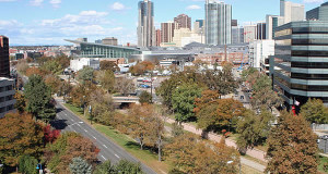 Speer Boulevard, Denver, Colorado, Estados Unidos. Autor Jeffrey Beall. Licensed under the Creative Commons Attribution-Share Alike