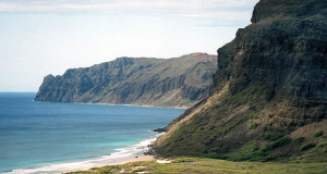 Niihau cliffs, Hawaii. Autor Christopher p. Becker (polihale). Licensed under the Creative Commons Attribution-Share Alike