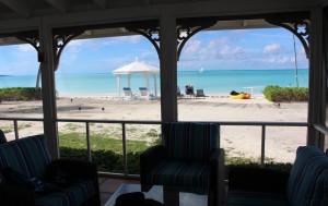 Vista a partir da sala de estar de um Two-Bedroom Beachfront Bungalow, Cape Santa Maria Beach Resort, Long Island, Bahamas. Autor e Copyright Marco Ramerini.