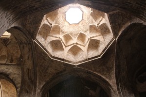 Pequena cúpula, Grande Mesquita (Mesquita Jāmeh), Isfahan, Irã. Autor e Copyright Marco Ramerini