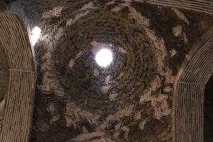 Pequena cúpula de tijolos, Grande Mesquita (Mesquita Jāmeh), Isfahan, Irã. Autor e Copyright Marco Ramerini