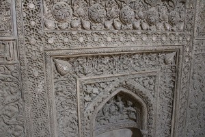 Detalhe de Mehrab ilkhanide ao longo do corredor coberto da entrada oriental da mesquita, Grande Mesquita (Mesquita Jāmeh), Isfahan, Irã. Autor e Copyright Marco Ramerini