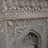 Detalhe de Mehrab ilkhanide ao longo do corredor coberto da entrada oriental da mesquita, Grande Mesquita (Mesquita Jāmeh), Isfahan, Irã. Autor e Copyright Marco Ramerini