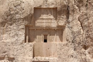 O túmulo de Dario I, Naqsh-e Rostam, Irã. Autor e Copyright Marco Ramerini