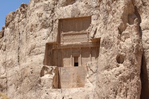 O túmulo de Dario II, Naqsh-e Rostam, Irã. Autor e Copyright Marco Ramerini