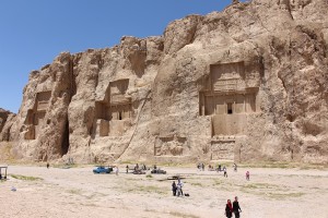 Os túmulos de Dario II, Artaxerxes I e Dario I, Naqsh-e Rostam, Irã. Autor e Copyright Marco Ramerini