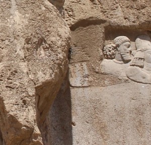 Restos do antigo baixo-relevo elamita, Naqsh-e Rostam, Irã. Autor e Copyright Marco Ramerini.