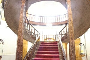 Grande escadaria, Museu do Cristal e da Cerâmica, Teerã, Irã. Autor e Copyright Marco Ramerini.