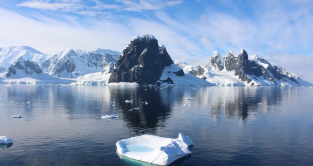Cape Renard e as Una Peaks, Lemaire Channel, Antártida. Autor e Copyright Marco Ramerini