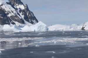 O lado sul do canal é muitas vezes bloqueados por grandes icebergs, Lemaire Channel, Antártida. Autor e Copyright Marco Ramerini