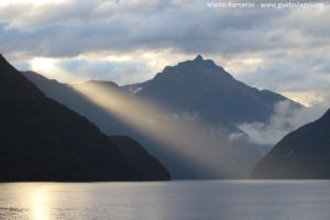 Nascer do sol no Doubtful Sound, Nova Zelândia. Autor e Copyright Marco Ramerini