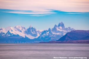 O Cerro Torre e o Monte Fitz Roy visto do Lago Viedma perto de La Leona, Argentina. Autor e Copyright Marco Ramerini