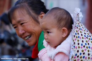 Mulher com criança, Shengcun, Yuanyang, Yunnan, China Autor e Copyright Marco Ramerini ...