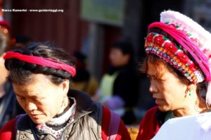 Mulheres no mercado em Zhoucheng, Yunnan, China. Autor e Copyright Marco Ramerini