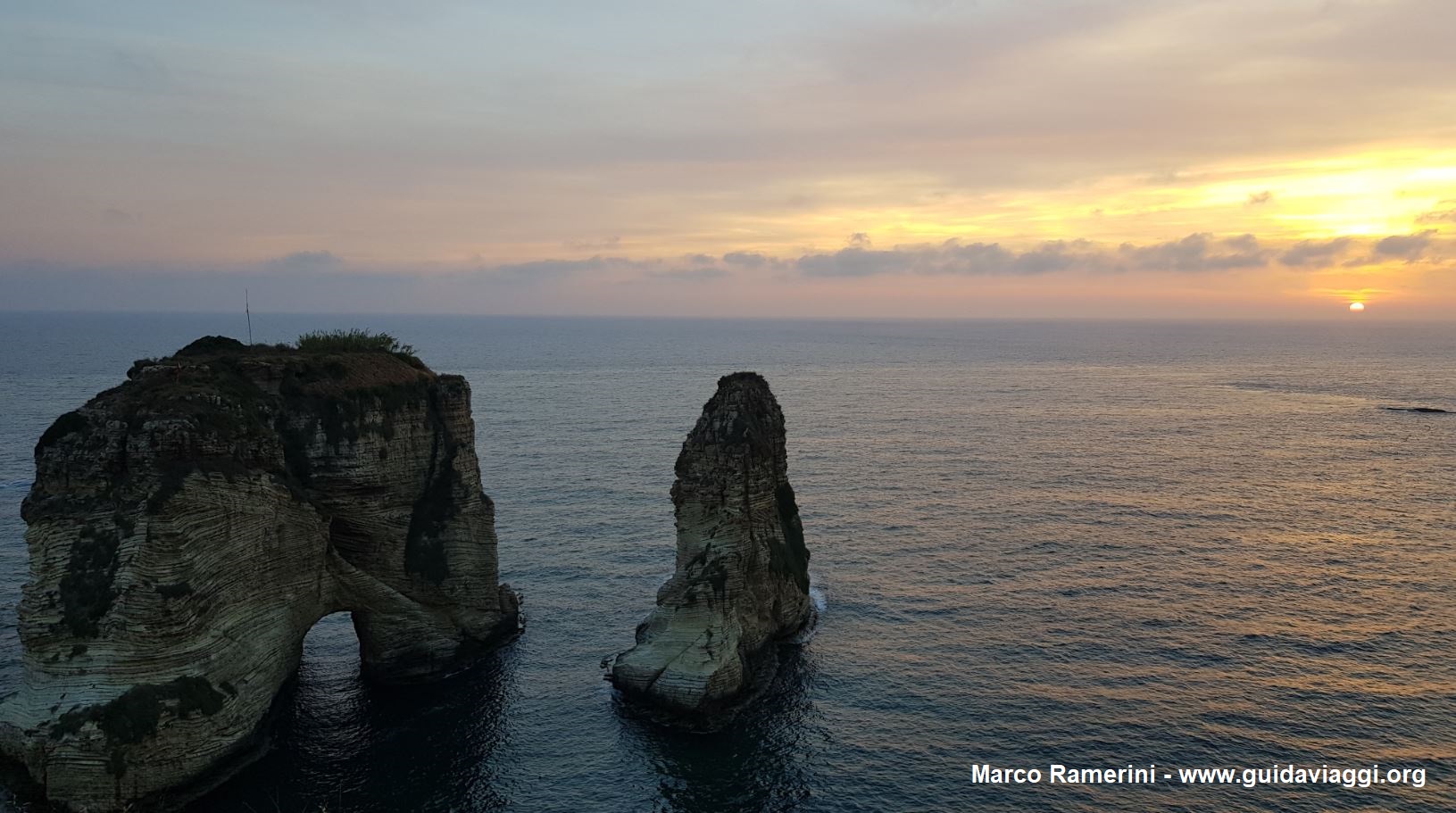Por do sol nas rochas do Raouché, Beirute, Líbano. Autor e Copyright Marco Ramerini