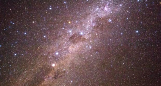 A Via Láctea com o Cruzeiro do Sul e Eta Carinae. Deserto de Atacama, Chile Autor e Copyright Marco Ramerini