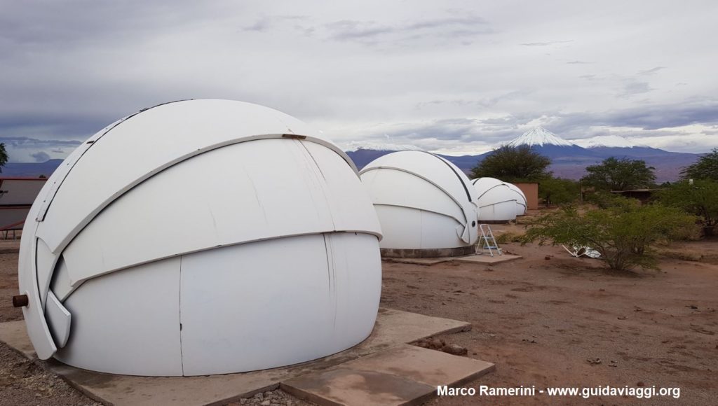 As cúpulas dos telescópios do observatório astronômico de Alain Maury, San Pedro de Atacama, Chile. Autor e Copyright Marco Ramerini.