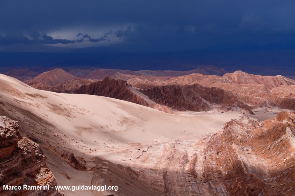Nuvens de tempestade na paisagem do deserto de Atacama. As rochas do Vale de Marte e Cordillera de la Sal, Deserto de Atacama, Chile Autor e Copyright Marco Ramerini