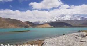 O Monte Muztagh Ata e Lago Karakul, Xinjiang, China. Autor e Copyright Marco Ramerini