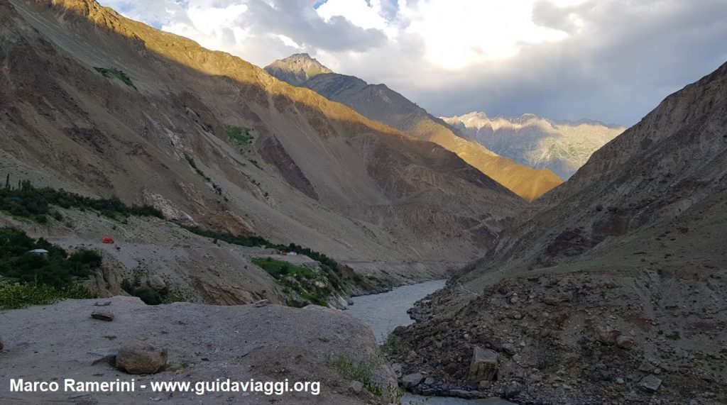 O desfiladeiro do rio Indus, Baltistão, Paquistão. Autor e Copyright Marco Ramerini