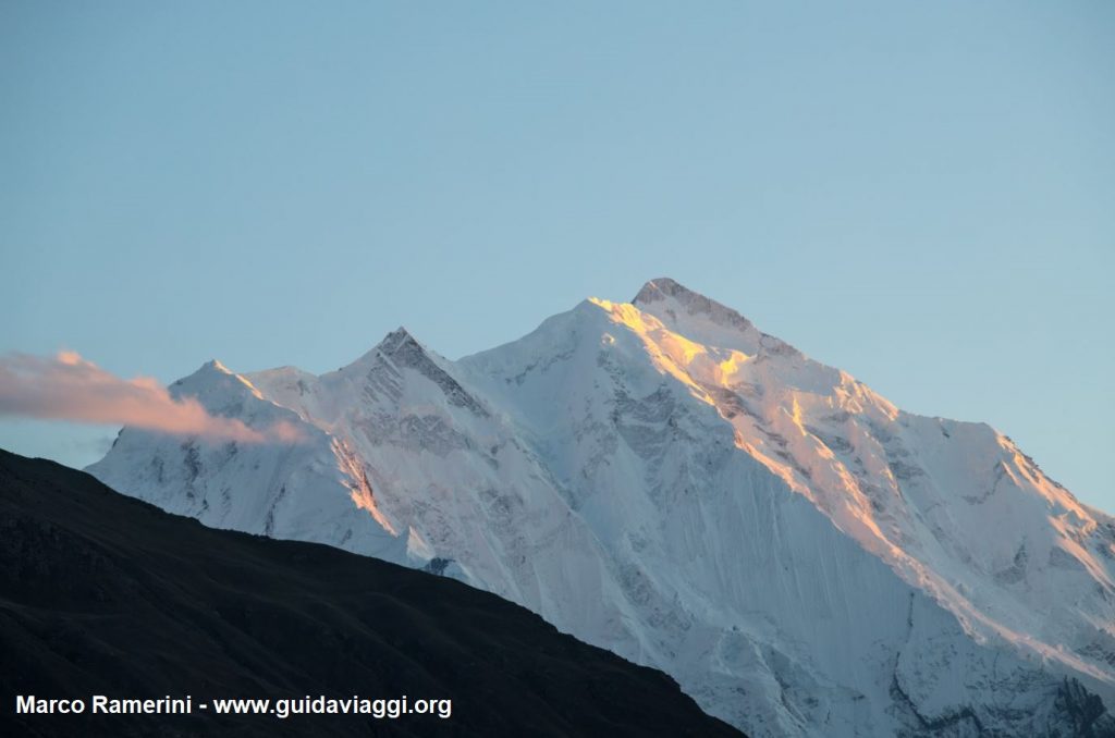 Monte Rakaposhi ao pôr do sol, Karakorum, Paquistão. Autor e Copyright Marco Ramerini