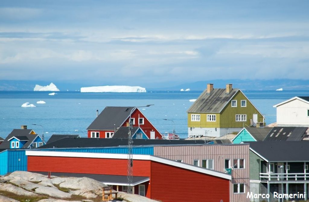 Casas coloridas em Ilulissat, Groenlândia. Autor e Copyright Marco Ramerini.